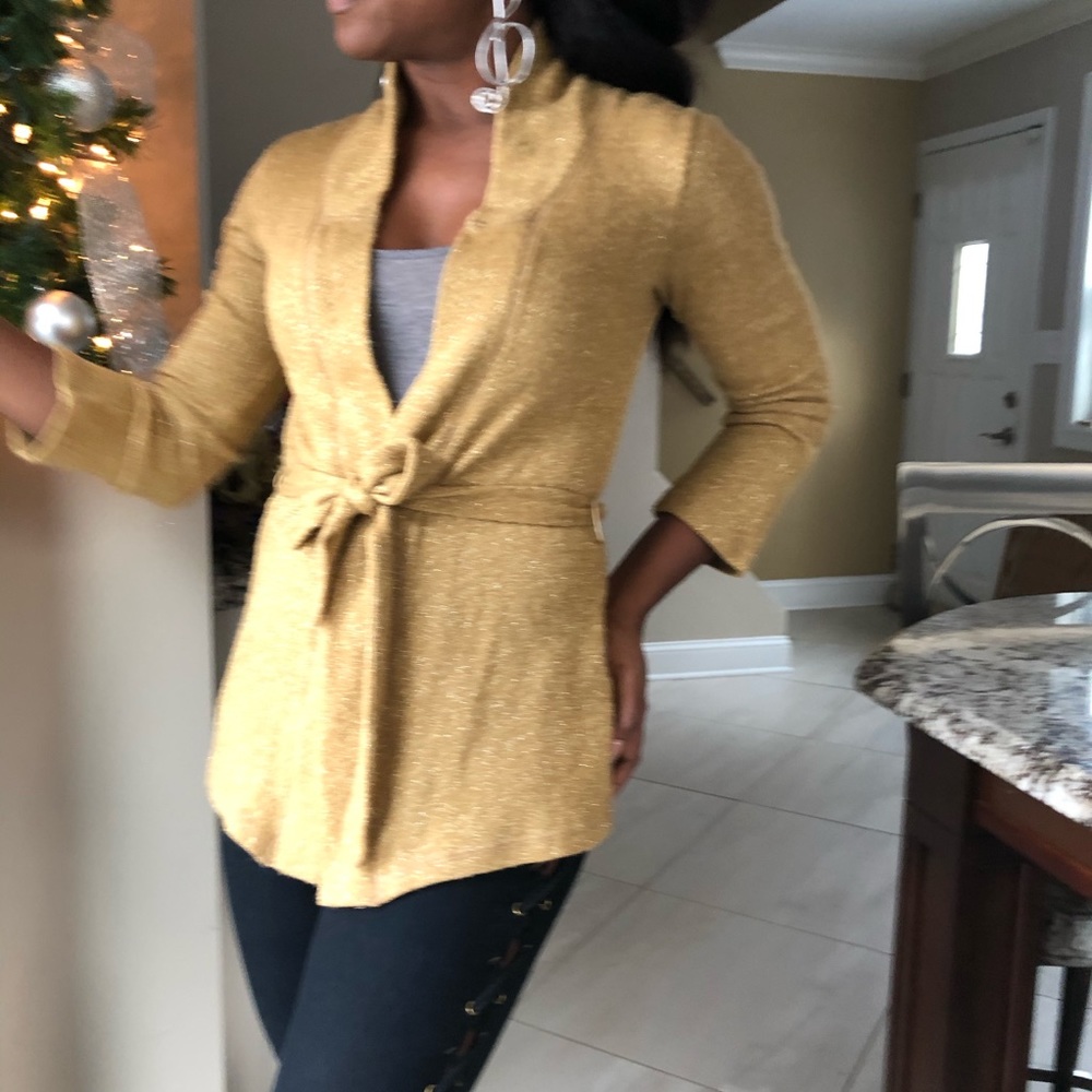 ๐ฅ๐ฅ New Years $10 clearance sale
Metallic gold Cardigan - Picture 3 of 3